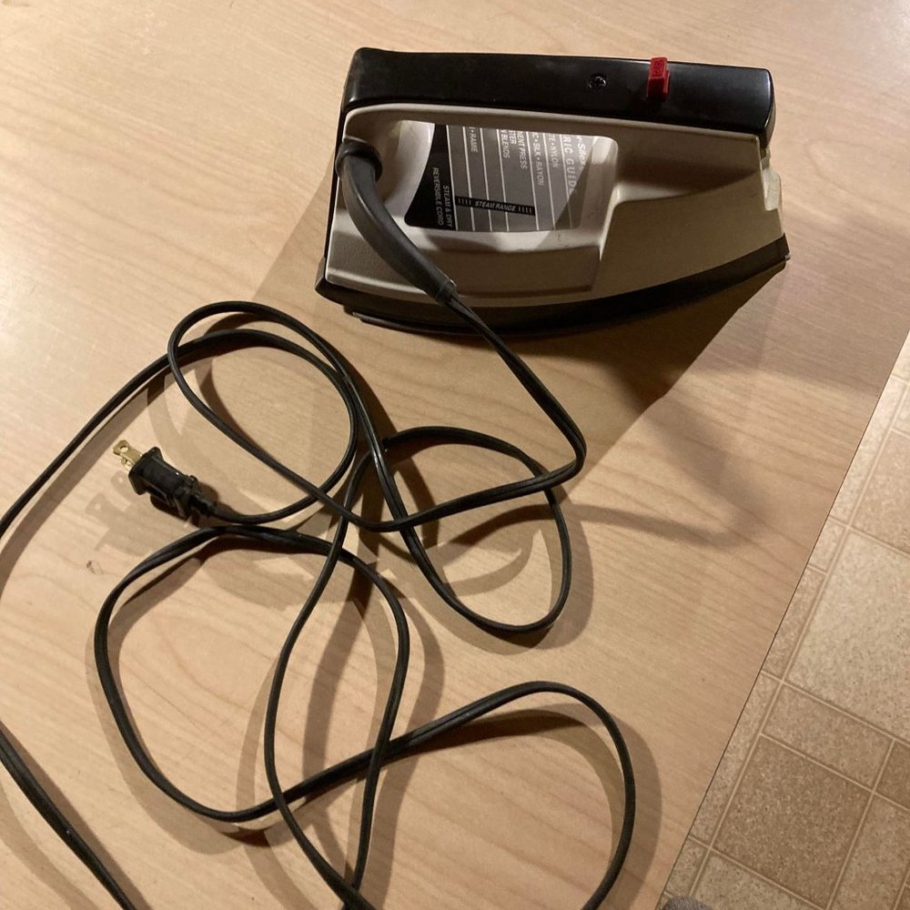 PROCTOR SILEX REVERSIBLE CORD STEAM IRON